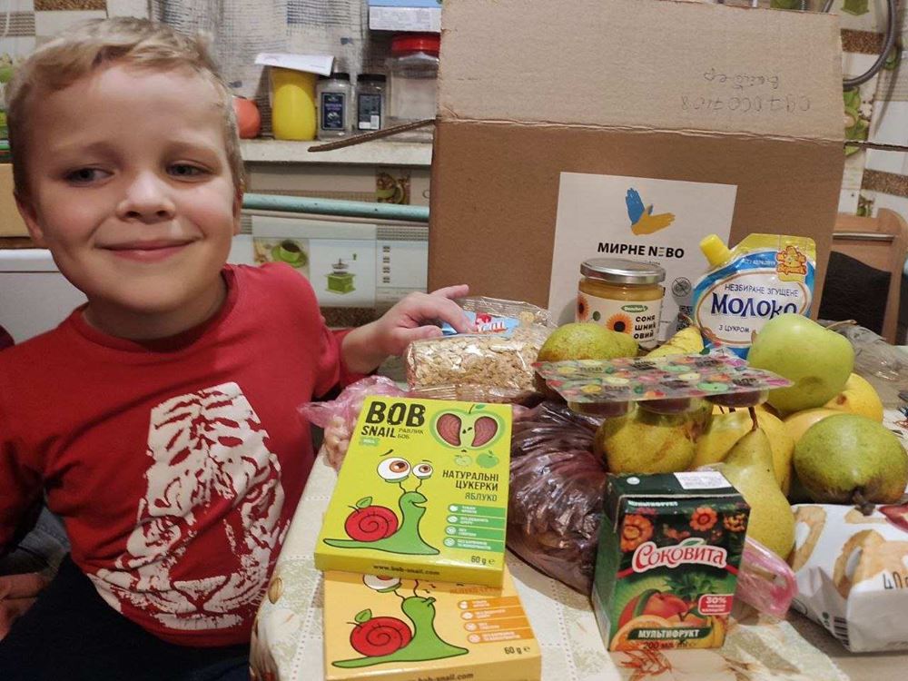Ein Junge aus Charkiw mit einem Lebensmittelpaket. (Quelle: Myrne Nebo))